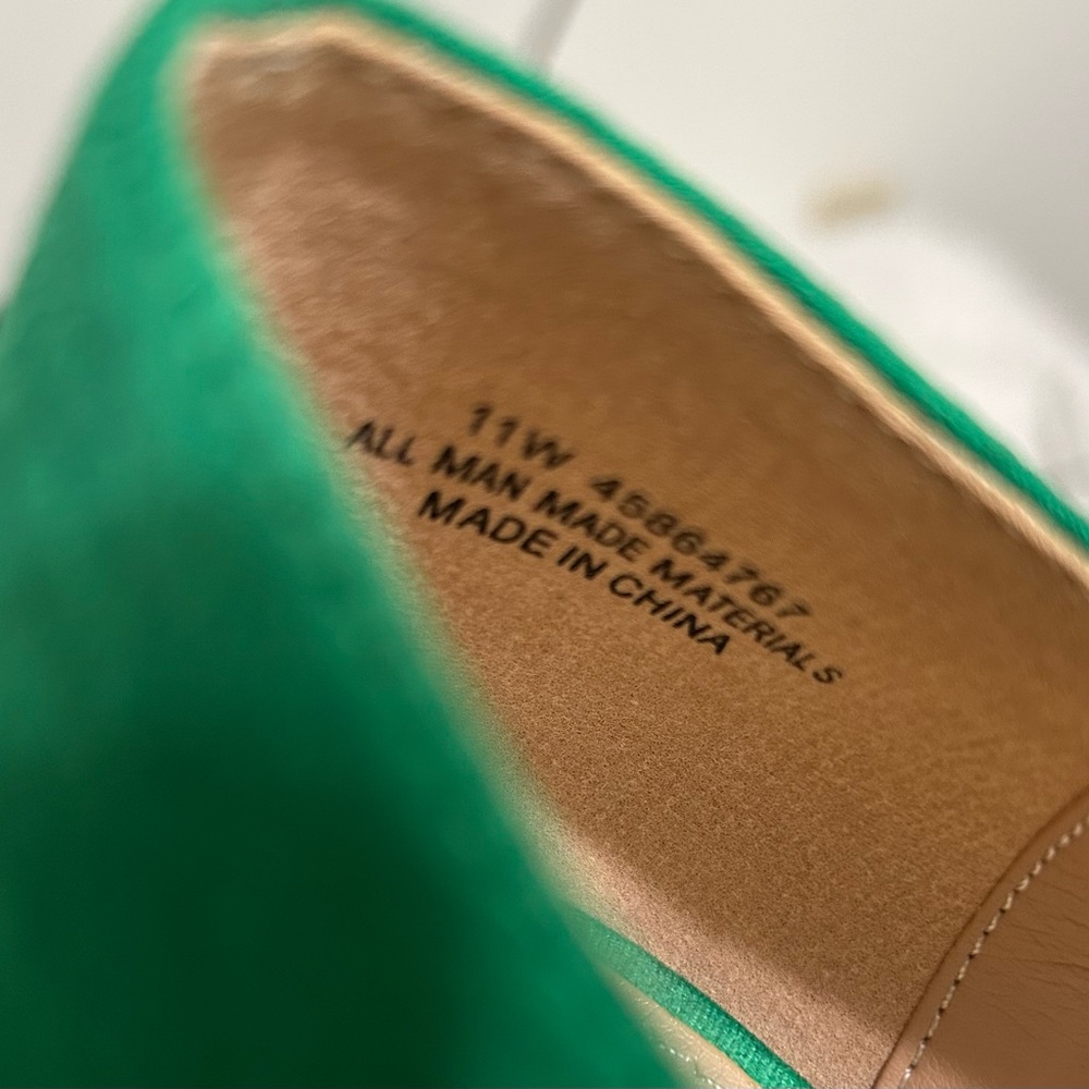 NWT Chic Green Flats with Gold Detailing - Picture 2 of 5